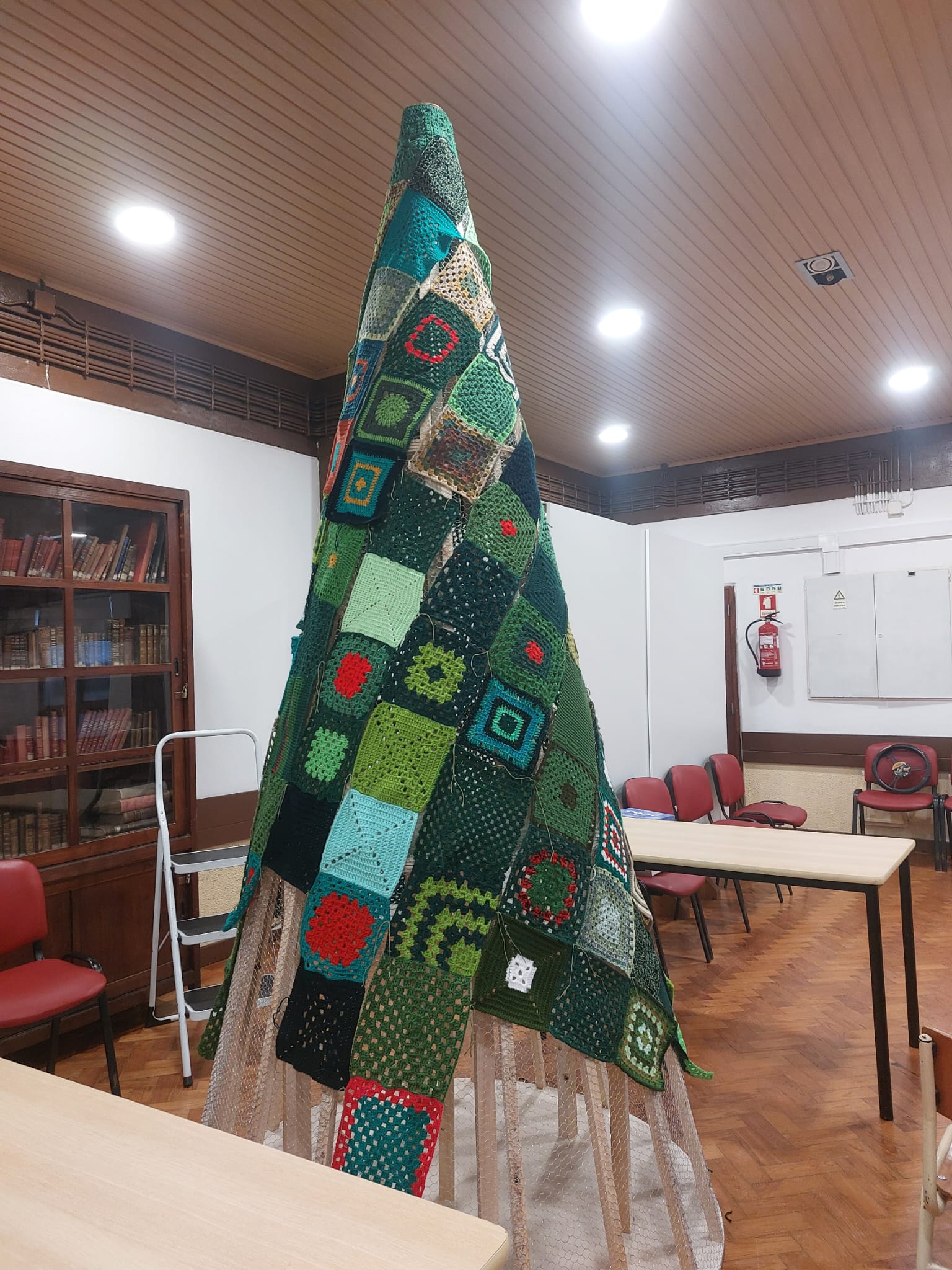 Góis, em comunidade, prepara a maior Árvore de Natal Comunitária "Quadrados Solidários", de tricô...