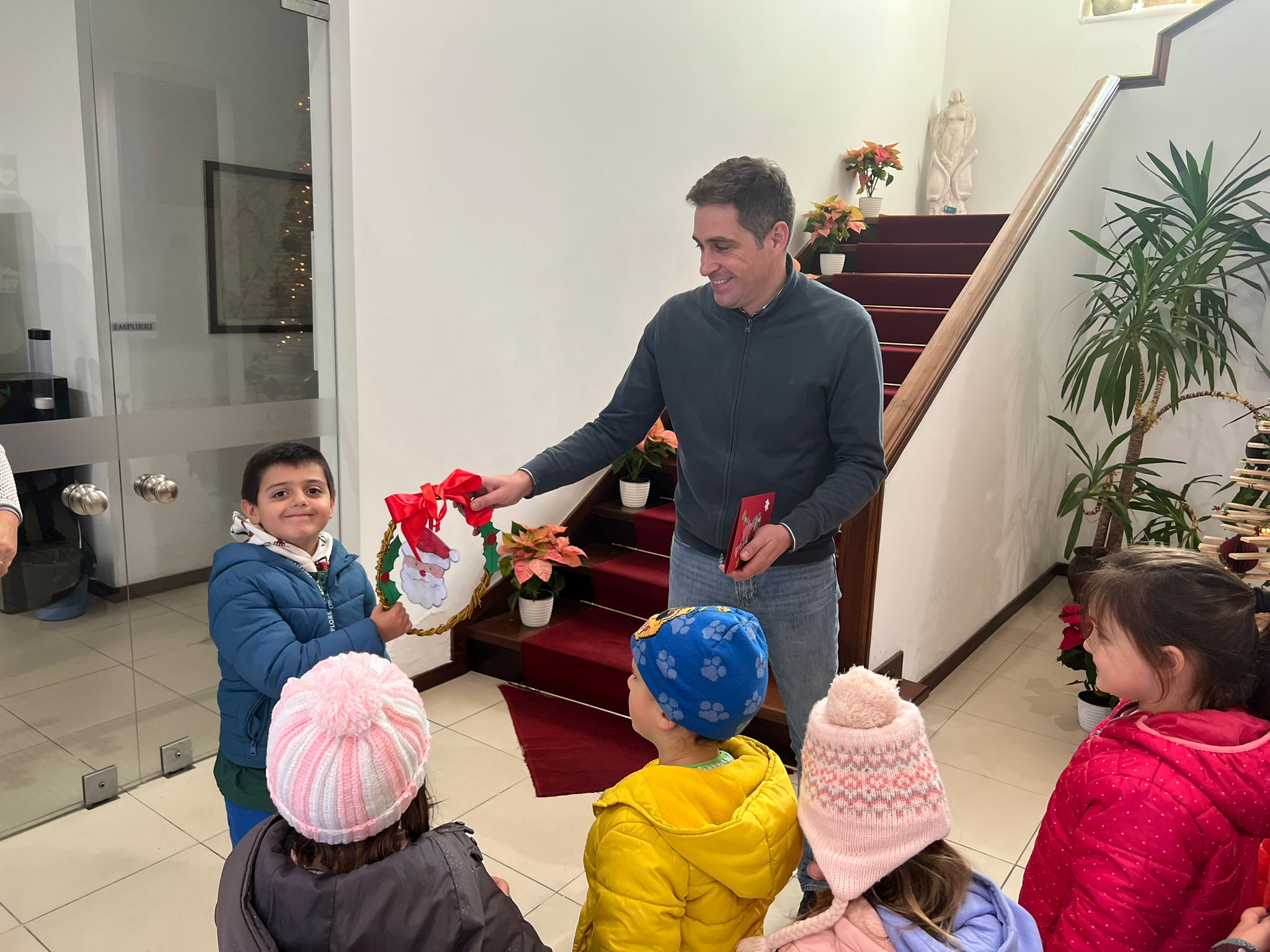 Pequenos visitantes entregam lembrança de Natal nos Paços do Concelho