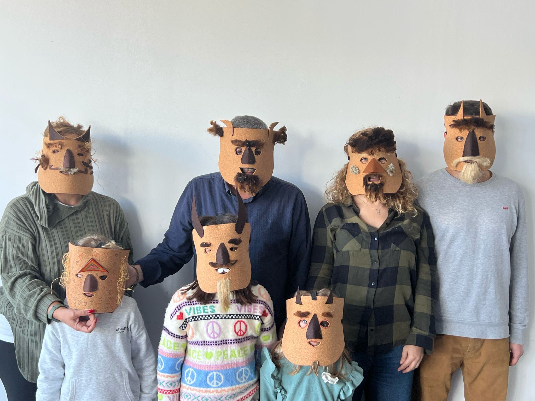 Manhã de folia e criatividade na oficina de Máscaras de Cortiça