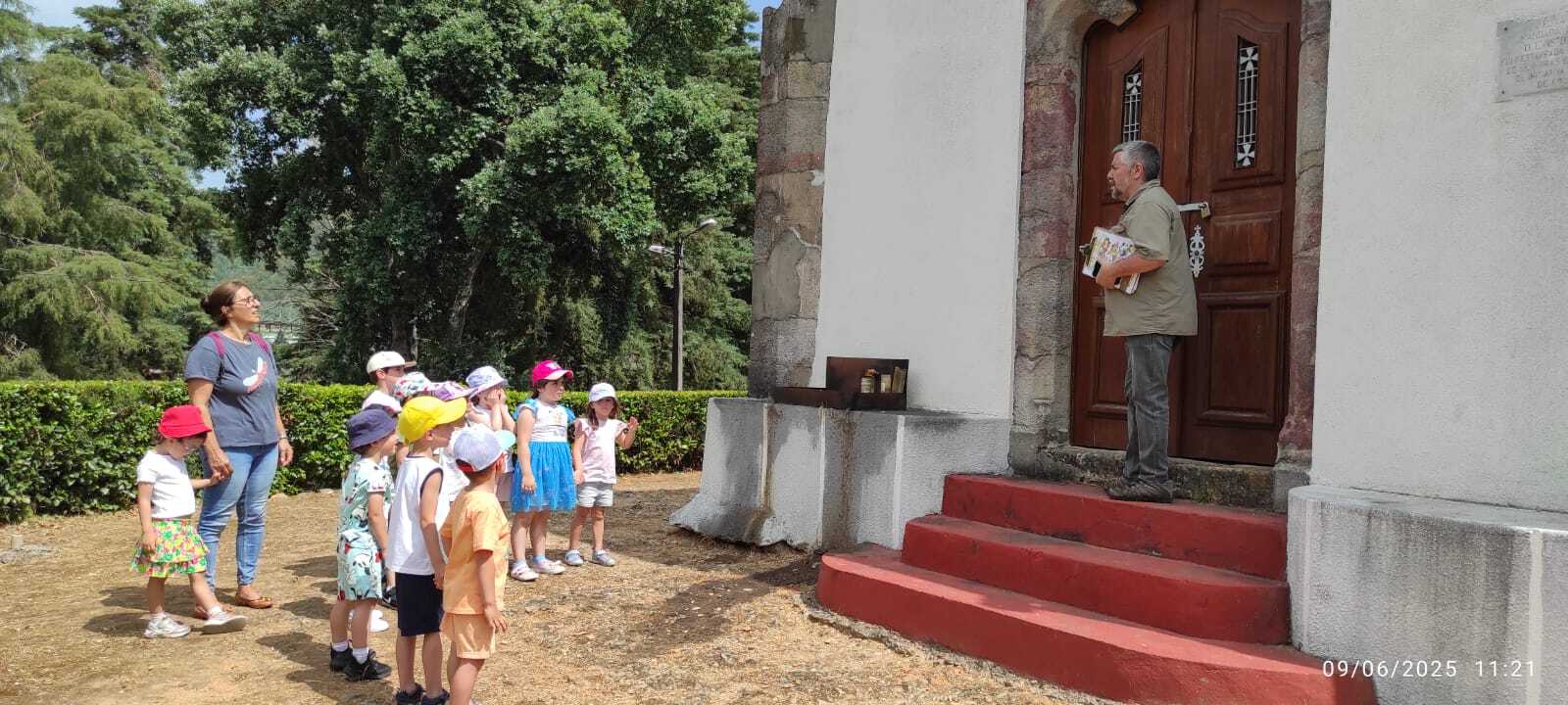 𝐂𝐫𝐢𝐚𝐧ç𝐚𝐬 𝐝𝐨 𝐂𝐞𝐧𝐭𝐫𝐨 𝐒𝐨𝐜𝐢𝐚𝐥 𝐑𝐨𝐜𝐡𝐚 𝐁𝐚𝐫𝐫𝐨𝐬 𝐯𝐢𝐬𝐢𝐭𝐚𝐦 𝐨𝐬 𝐦𝐨𝐧𝐮𝐦𝐞𝐧𝐭𝐨𝐬 𝐝𝐨 𝐜𝐞𝐧𝐭𝐫𝐨 𝐡𝐢𝐬𝐭ó𝐫𝐢𝐜𝐨