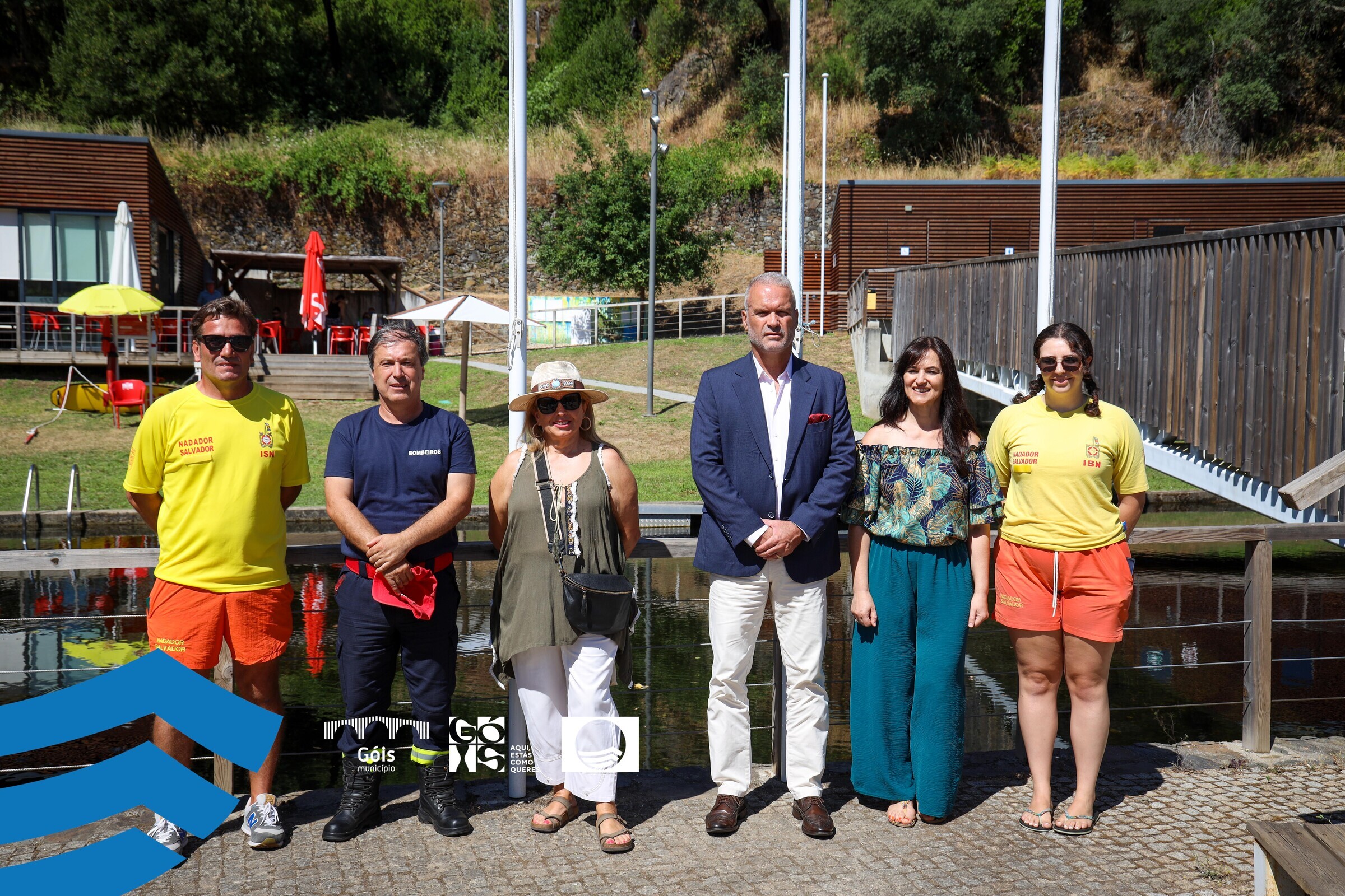 Galardões hasteados na Praia Fluvial de Alvares