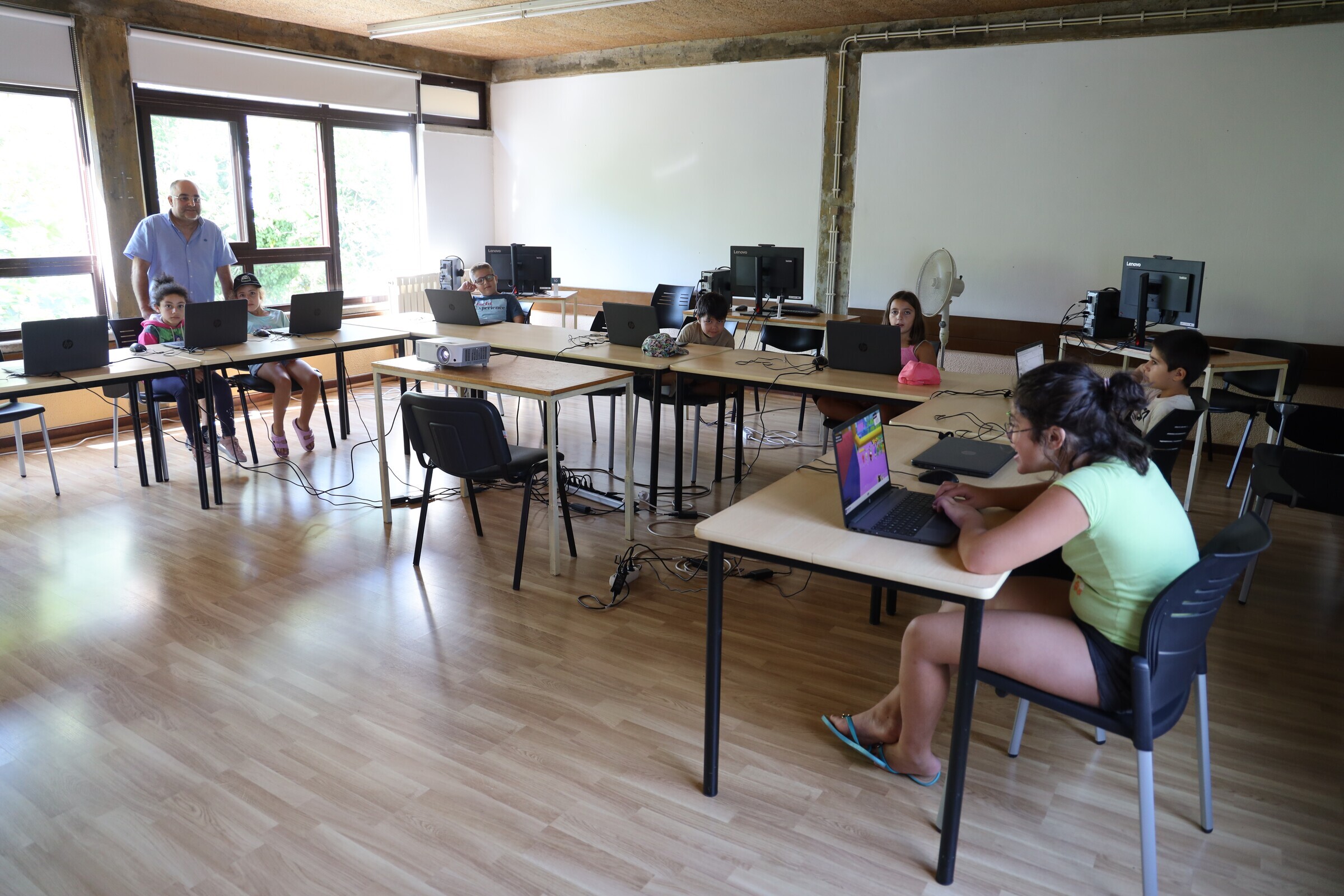 Iniciativa "Iniciação ao PowerPoint" - Programa Férias em Crescimento