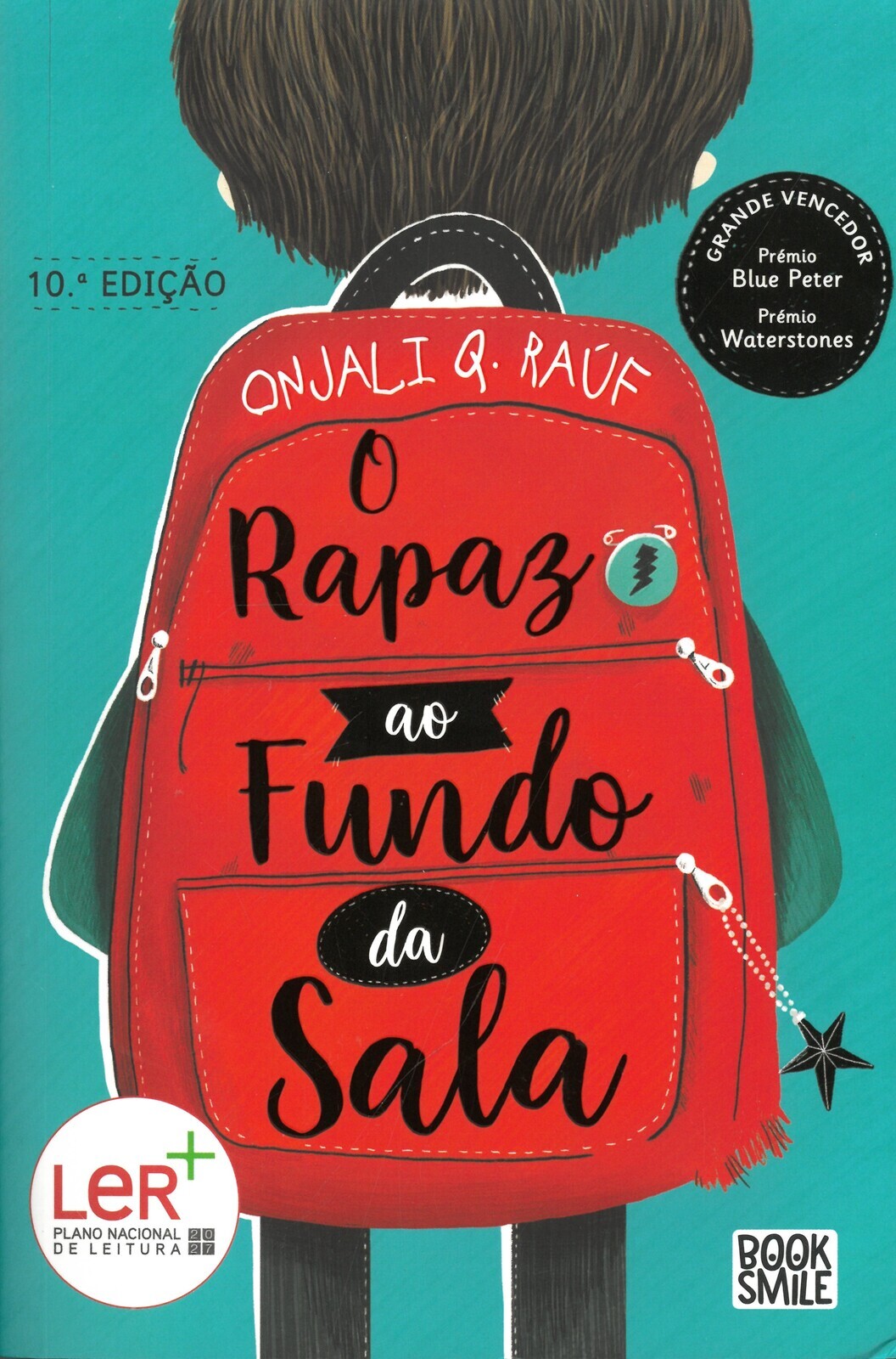 O rapaz ao fundo da sala